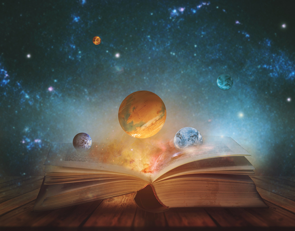 Buch über dem Planeten und Sterne schweben. / iStock/HiddenCatch Buch über dem Planeten und Sterne schweben.